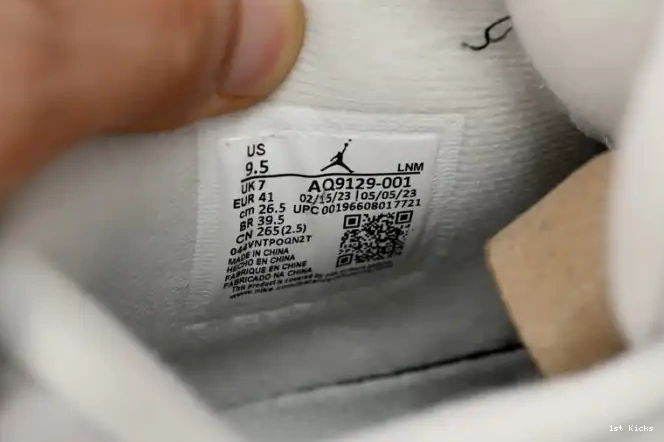1st Kicks AQ9129-001 WMNS Jordan Air Frozen Moments 4 0512